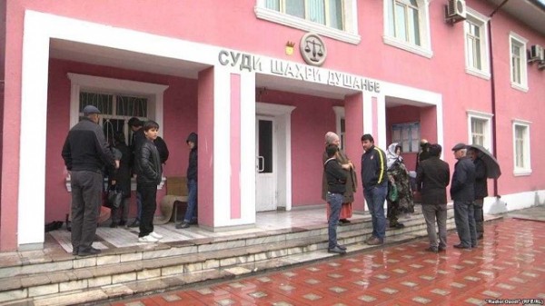 В Таджикистане преподаватель английского обвиняется в вербовке школьников в ИГ