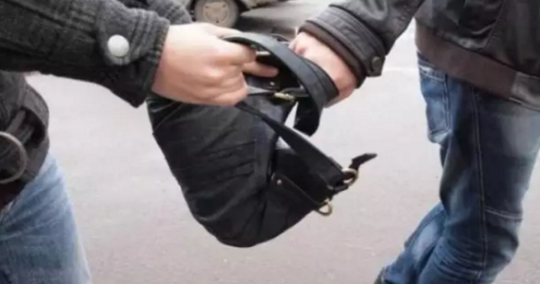 На жителя Бохтара напали и отобрали сумку с крупной суммой денег