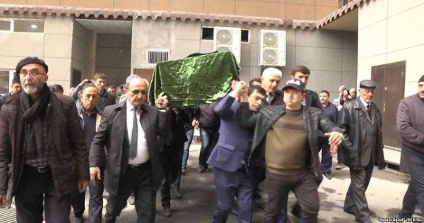 Марата Арипова похоронили на кладбище Лучоб рядом с мамой