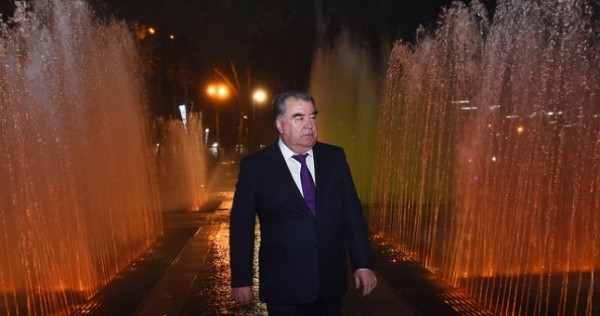 Э.Рахмон открыл в Душанбе парк имени Ахмада Дониша