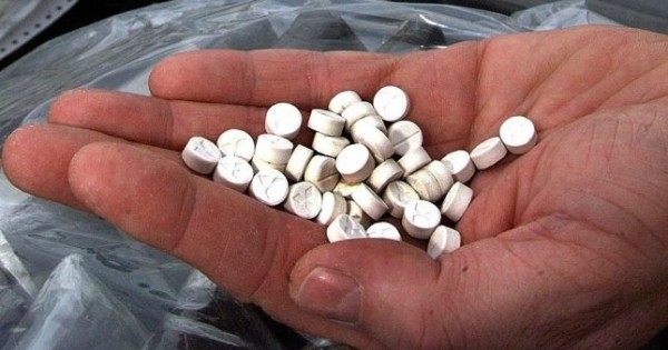 Таможенники задержали отца и сына с крупной партией таблеток экстази