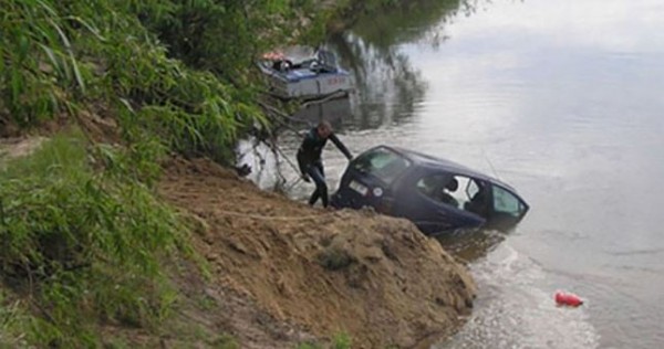 В Таджикистане иномарка упала в реку, водитель погиб