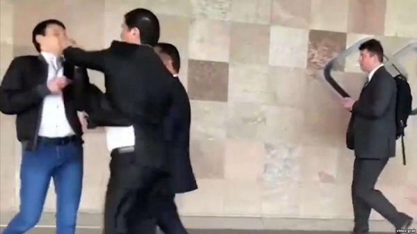 В Варшаве произошла драка между членами делегации Таджикистана и оппозиционерами