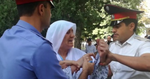 Мать одного из подозреваемых в нападении на туристов, облила себя бензином у офиса ОБСЕ в Душанбе