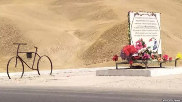 На месте теракта в Дангаре установлен памятник-велосипед