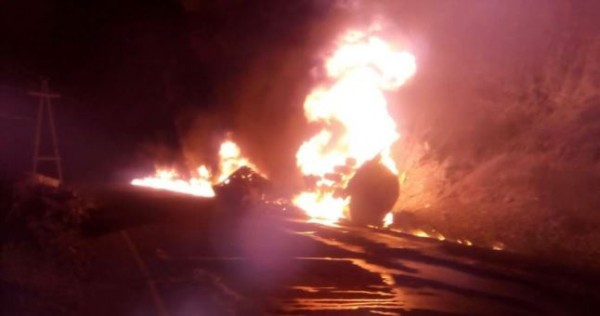 На трассе Душанбе-Худжанд загорелся бензовоз: погибли двое человек