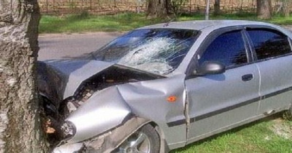 В Ховалинге автомашина врезалась в дерево. Погибли мать и супруга водителя