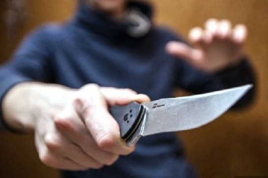 В Душанбе работник АЗС тяжело ранил кассира при попытке «взять кассу»