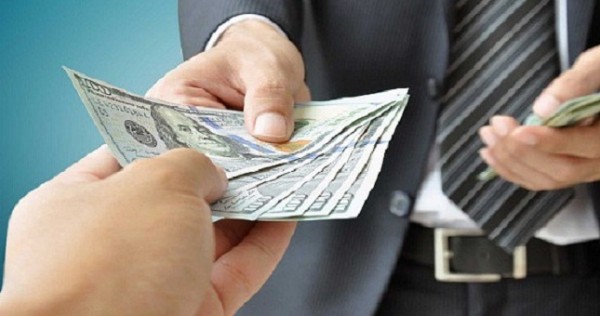 В Таджикистане сотрудник энергосети вымогал у сельчанина $500 за перенос электроопоры