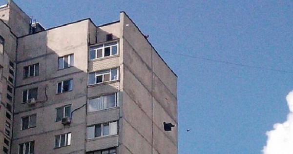 В Душанбе спасли мужчину, который пытался броситься с крыши 16-этажного дома