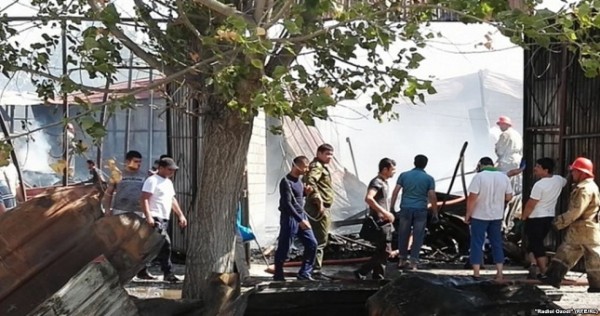 В Согде в пожаре сгорели крупные склады стройматериалов