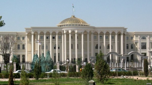 В Таджикистане судисполнители переходят под "крыло" правительства