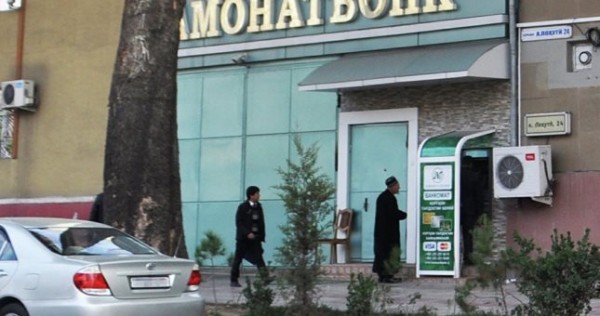 В ГБАО из-за неисправности банкоматов Амонатбонка люди вынуждены выстаивать длинные очереди