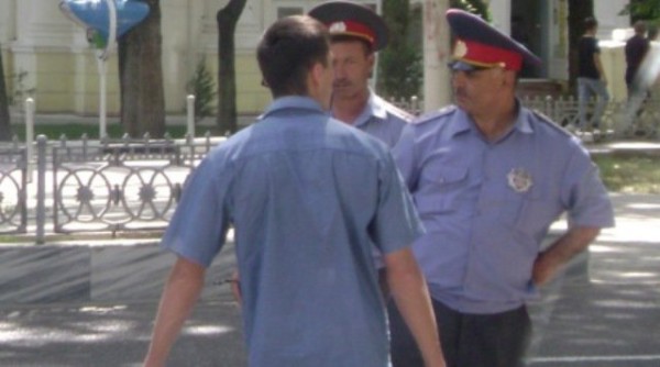 Пост в Фейсбуке о бездействии милиции в Душанбе стал причиной наказания двух милиционеров
