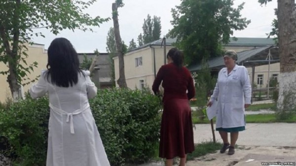 В Узбекистане уволен директор, отправивший учителей на уборку