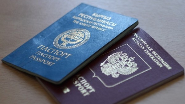 Кыргызские мигранты стали реже получать российский паспорт