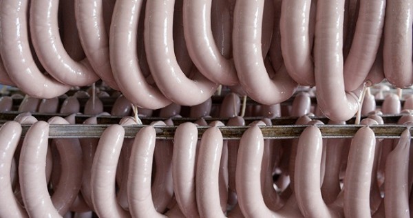В Хатлоне жителям продавали колбасу из просроченного куриного фарша