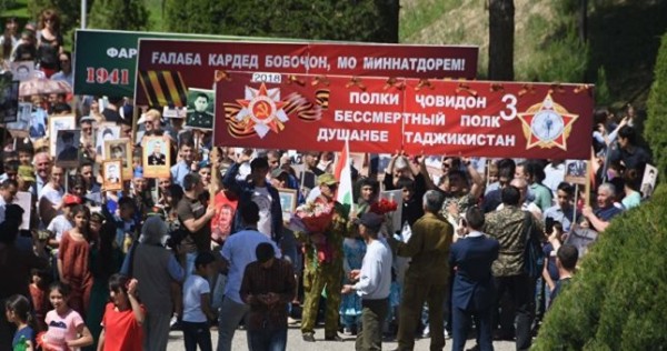 Память нельзя запретить: соцсети о "Бессмертном полке" в Душанбе