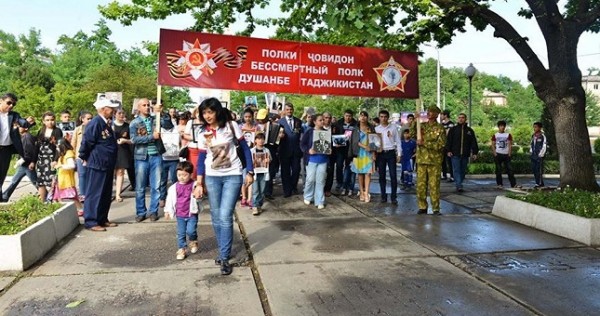 В Душанбе в акции "Бессмертный полк" приняли участие более 600 человек