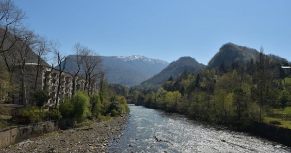 На юге Таджикистана автомашина опрокинулась в реку. Водитель утонул