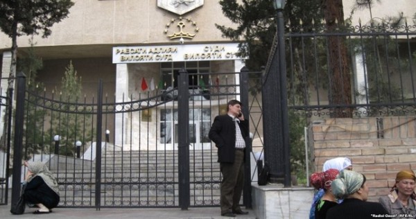 Трое женщин в знак протеста вскрыли себе вены в зале Согдийского облсуда