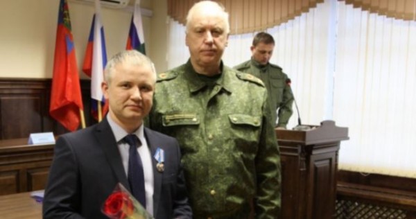 Таджикистанец, спасший десятки людей при пожаре в Кемерове, получил боевую медаль
