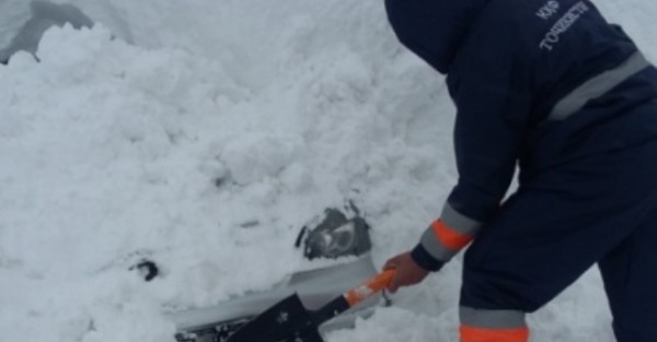 В Варзобе машина опрокинулась в пропасть, погибли четыре человека