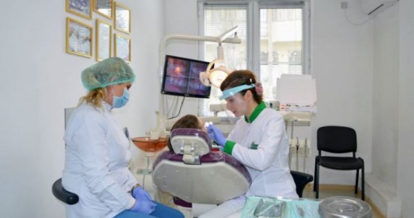 В Таджикистане закрыли более двадцати стоматологических клиник