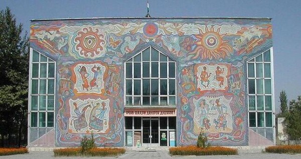 Таджикский государственный театр кукол «Лухтак» гастролирует в Узбекистане