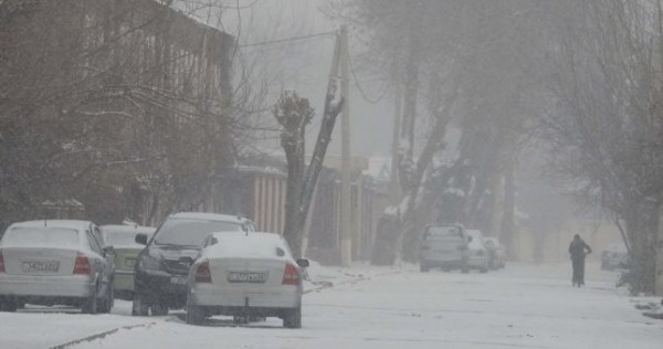 Власти Душанбе просят автовладельцев не мешать очистке улиц от снега