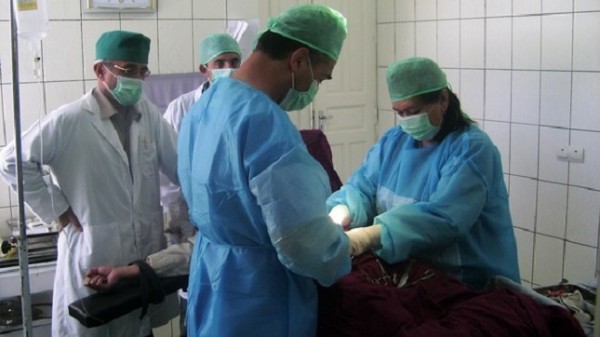 Таджикские врачи оказывают ценную медицинскую помощь афганцам недалеко от границы