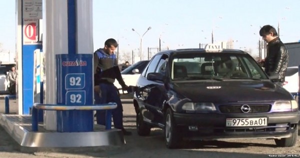 Автоблоггер из Душанбе решил проблему плохого бензина