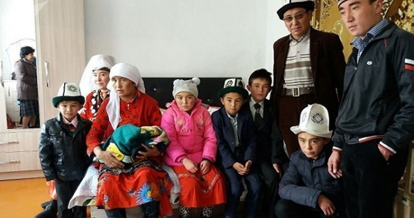 Атамбаев купил дом семье памирских кыргызов