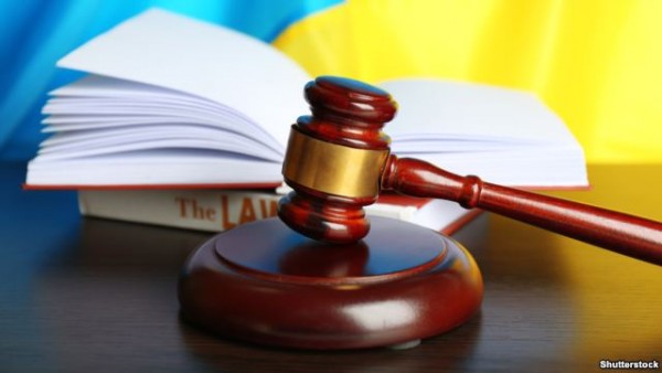 Секретарь суда города Гиссара подозревается в получении взятки