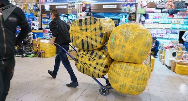 Кому в "Москве" жить хорошо: трудовые будни таджикских грузчиков