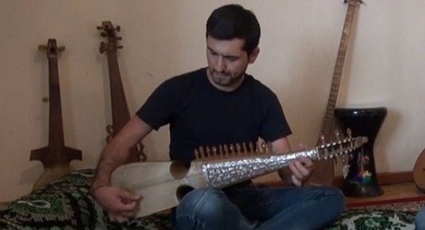 Коран, тоска по родине и юмор: что сегодня слушает таджикский мигрант