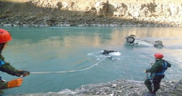 Спасатели КЧС вытащили из реки Варзоб водителя иномарки