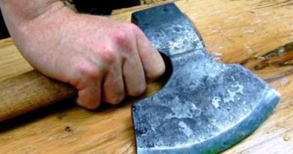 На юге Таджикистана мужчина пытался зарубить топором своего соседа