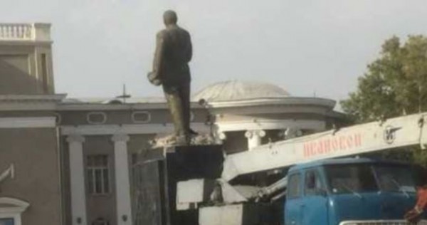 В Бустоне демонтировали последний на севере Таджикистана памятник Ленину