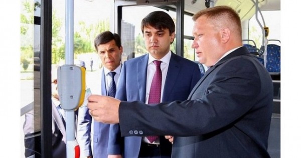 Рустам Эмомали опробовал систему электронного платежа за проезд в Душанбе