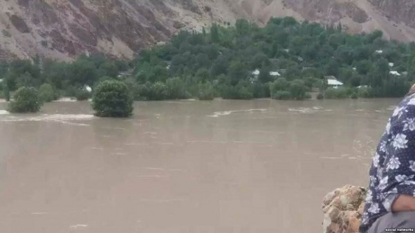 В результате селя более двадцати домов в Дарвозе оказались под водой