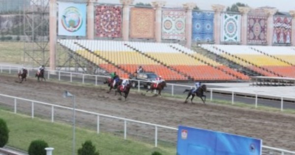 «Рахш» Анушервони Рустама стал победителем конных скачек в Душанбе