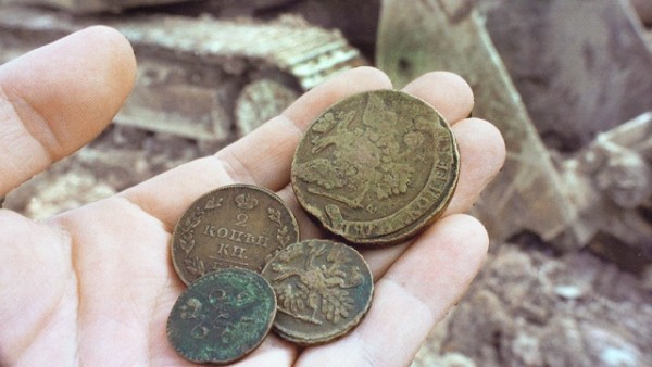 Из Душанбе в Москву пытались вывезти старинные монеты и «Материнскую Славу»