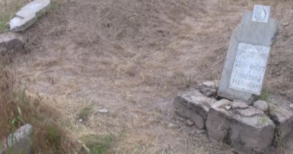 В Хатлоне возбудили уголовное дело по факту вандализма на кладбище