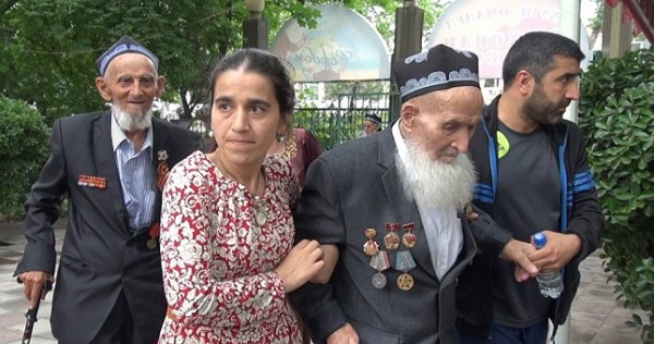 Праздничный обед и цветы: молодежь Душанбе поздравила ветеранов с 9 мая