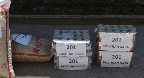 Военные 201 РВБ передали 1 тонну продуктов жителям Душанбе и Турсунзаде