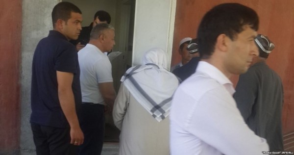 Родители убитой Нозимы намерены просить вмешательства Озоды Рахмон