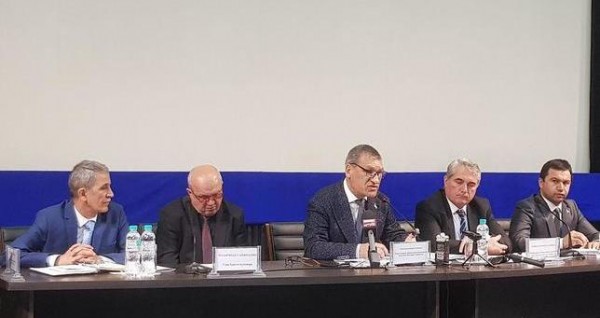 В Таджикистане пик Корженевской переименован на Озоди и пик Озоди — на Сангталак