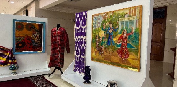 В Национальном музее Таджикистана прошла выставка атласа и адраса