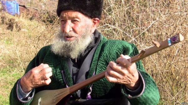 Известный таджикский певец-"гуруглихон" потерял дар речи и прикован к постели